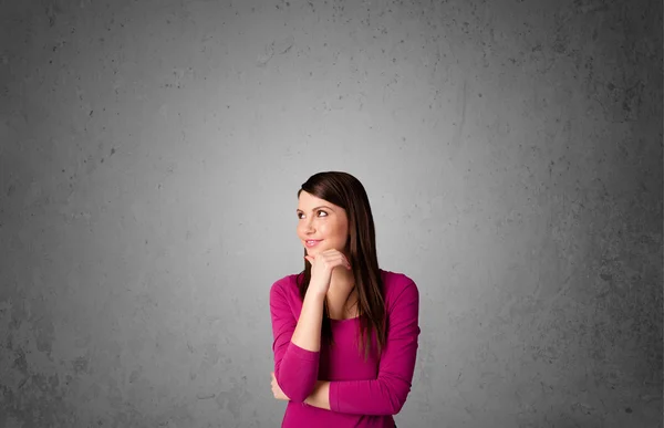 Mujer joven haciendo gestos con espacio de copia — Foto de Stock