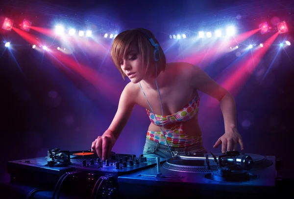 Tonåring dj blandning poster inför en publik på scenen — Stockfoto