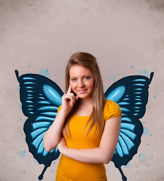 Chica joven con la ilustración azul mariposa en la parte posterior — Foto de Stock