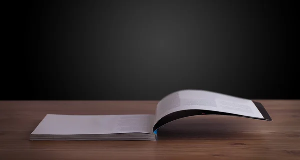 Öppen bok på trädäck — Stockfoto