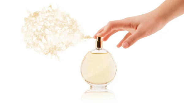 Mujer manos rociando perfume — Foto de Stock