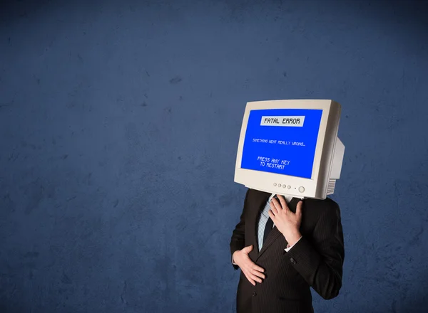 Člověk s hlavou monitoru a fatální chyba modrá obrazovka na di — Stock fotografie
