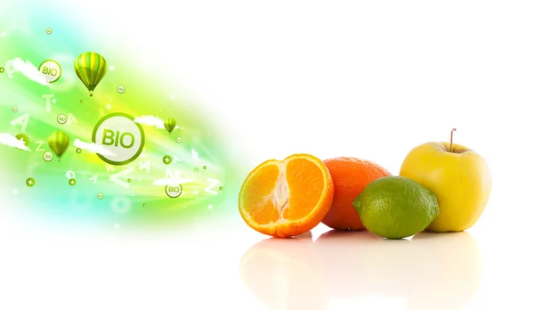 Fruits juteux colorés avec éco-signes verts et icônes — Photo