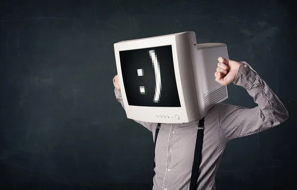 Grappige jonge zakenman met een monitor op zijn hoofd en smiley op — Stockfoto