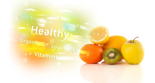 Farbenfrohe saftige Früchte mit gesundem Text und Zeichen — Stockfoto