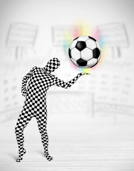 Homem em corpo inteiro terno holdig bola de futebol — Fotografia de Stock