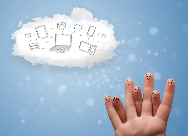 Glückliche Smiley-Finger beim Blick auf Cloud Computing mit Technologie — Stockfoto