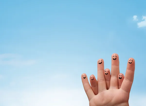 Mutlu gülümseyen parmaklar açık mavi gökyüzüne bakıyor. — Stok fotoğraf