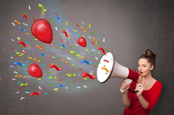 Chica joven divirtiéndose, gritando en megáfono con globos — Foto de Stock