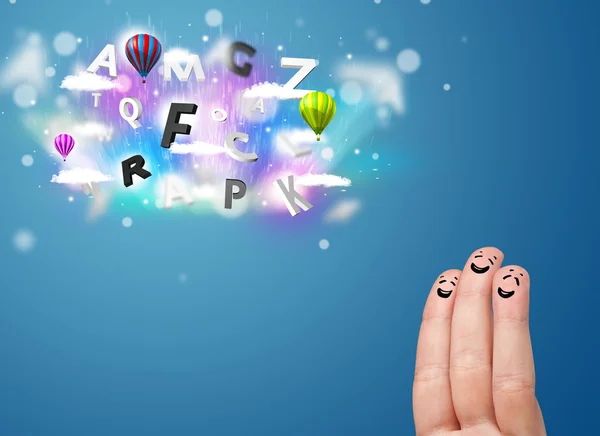 Glückliche Smiley-Finger, die auf bunte Zauberwolken und Ball schauen — Stockfoto
