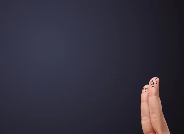 Glückliche Smiley-Finger beim Blick auf die leere Wand — Stockfoto