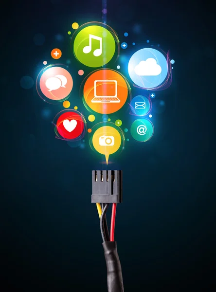 Social media iconen die uit elektrische kabel komen — Stockfoto