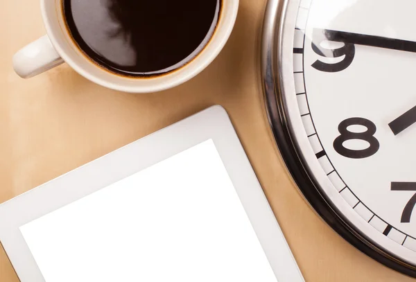 Tablet pc with empty space and a cup of coffee on a desk — Stock Photo, Image