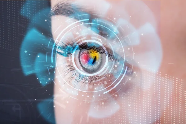 Futura donna con tecnologia informatica concetto di pannello oculare — Foto Stock