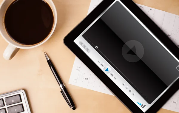 平板电脑上显示在屏幕上与一杯咖啡的媒体播放器 — 图库照片