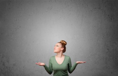 genç kadın kopya alanı ile el hareketi