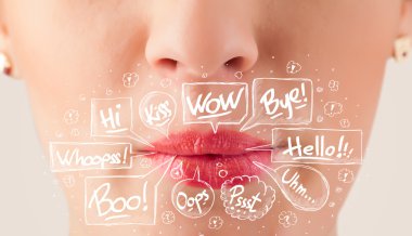 Beyaz baloncuklu güzel kırmızı dudaklar.