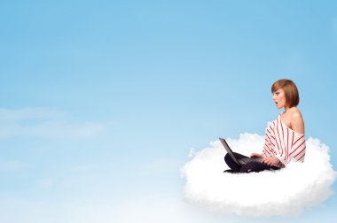 laptop kopya alanı ile bulut üzerinde oturan genç kadın