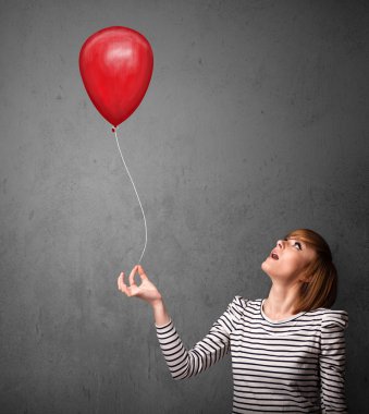 Kırmızı balon tutan kadın