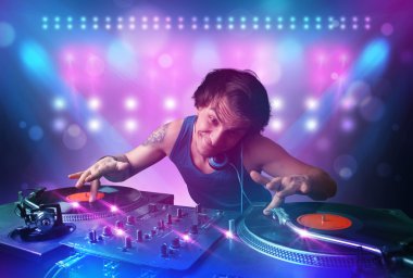 DJ karıştırma müzik turntable üzerinde sahne ışıkları ve 