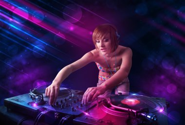 Genç dj turntable renk ışık efektleri ile oynama