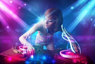 karıştırma müzik güçlü ışık efektleri ile enerjik dj kız