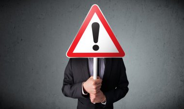 bir ünlem işareti yol işaret tutan işadamı