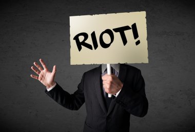 İş adamı protesto işareti tutuyor.