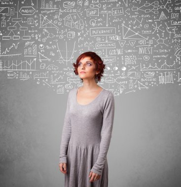 Elle çizilmiş hesapları ve simgeleri olan genç ve güzel bir bayan.