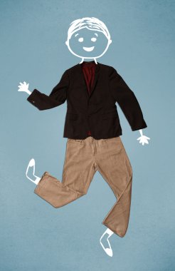 Sıradan kıyafetler içinde komik, sevimli, gülen bir karakter.