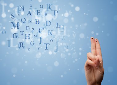 Mutlu gülen parmaklar Bokeh harflerinin karışımına bakıyor.