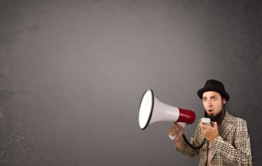 Kopya alanı arka planında megafona bağıran adam
