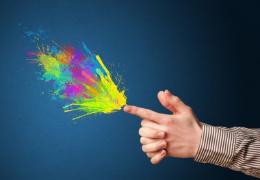 Silah şeklindeki ellerden renkli sıçramalar geliyor.