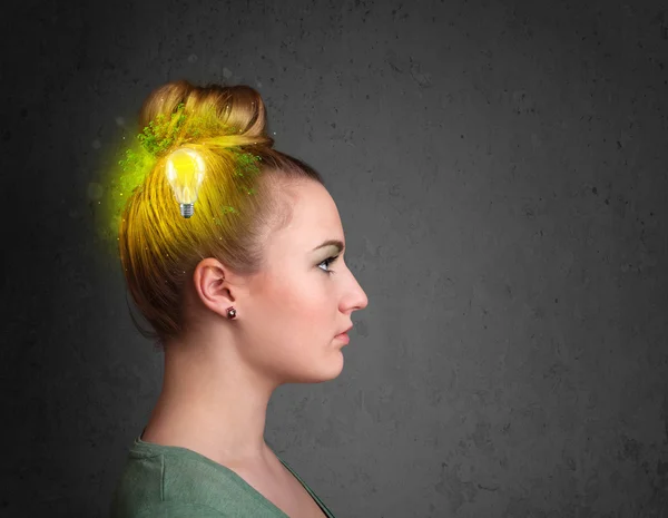 Unga sinne tänkande av grön eco energi med glödlampa — Stockfoto
