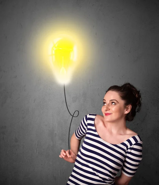 Frau hält einen Ballon mit Glühbirnen — Stockfoto