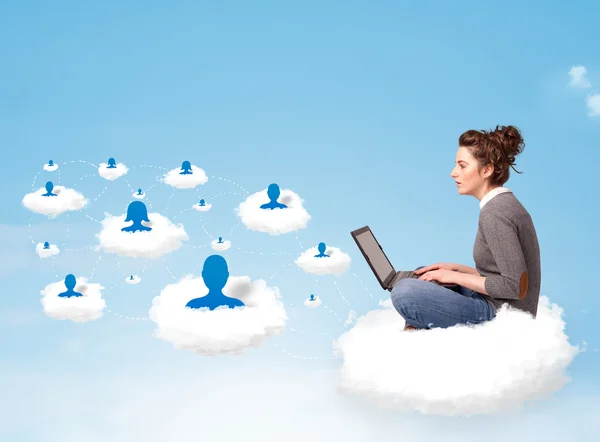 Ung kvinna sitter i molnet med bärbar dator — Stockfoto