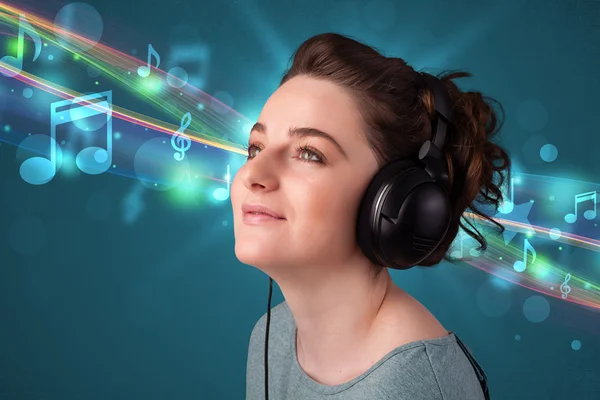 Mujer joven escuchando música con auriculares — Foto de Stock