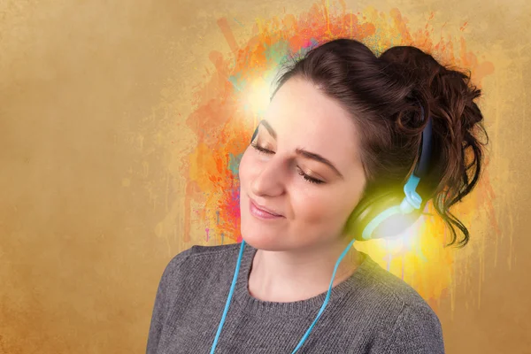 Mujer joven con auriculares escuchando música —  Fotos de Stock