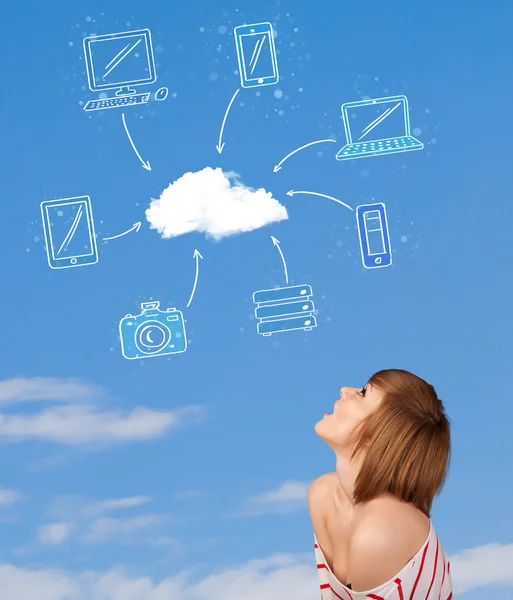 Ragazza casuale guardando concetto di cloud computing su cielo blu — Foto Stock