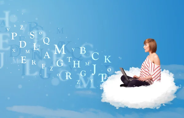 若い女性はラップトップで雲の中に座って — ストック写真