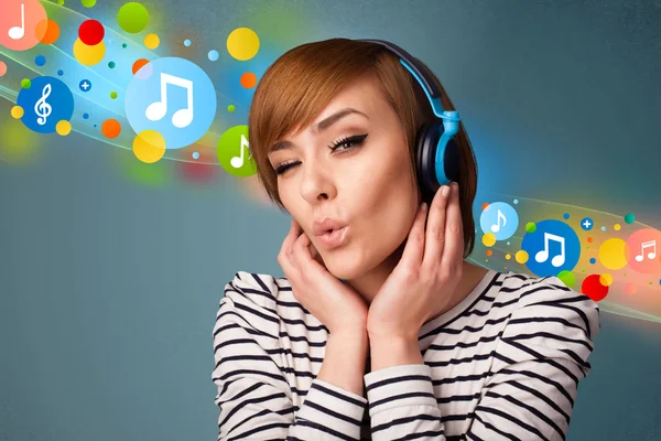 Young woman listening to music with headphones — Stock Photo, Image