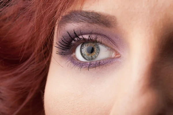 Portrait d'une jolie fille oeil de près — Photo