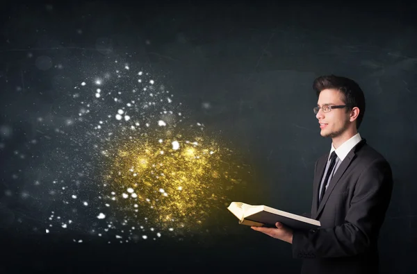 Giovane ragazzo che legge un libro magico — Foto Stock