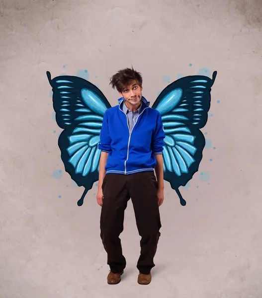 Красивый молодой человек с голубой бабочкой на спине — стоковое фото