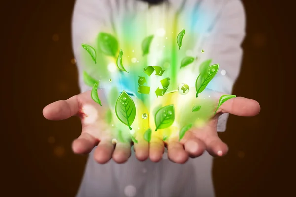 Jovem empresário apresentando eco folha verde reciclar conce energia — Fotografia de Stock