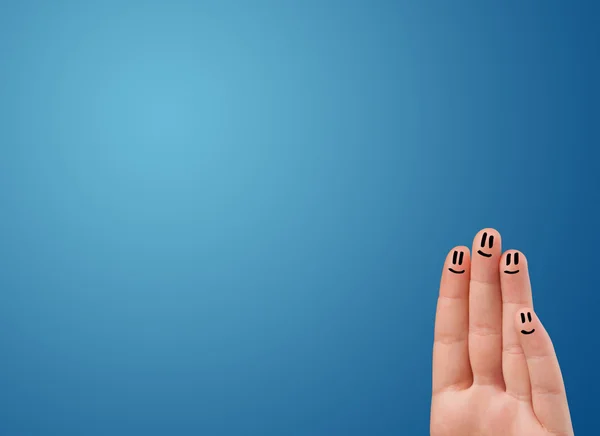 Alegre sonriente cara dedos mirando vacío azul fondo copia — Foto de Stock