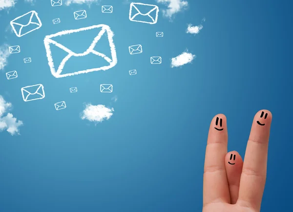 Glückliche Smiley-Finger beim Anblick von Mail-Icons aus Wolken — Stockfoto