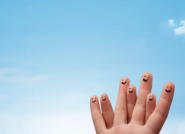 Glückliche Smiley-Finger beim Blick in den strahlend blauen Himmel — Stockfoto