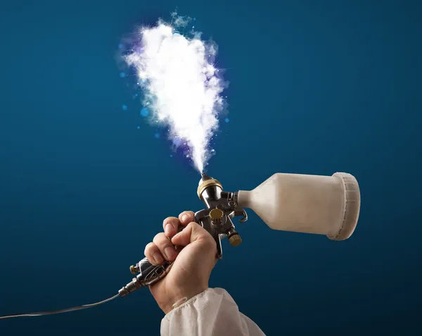 Pintor con pistola de aerógrafo y humo mágico blanco — Foto de Stock