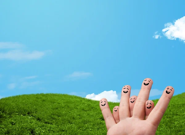 Vrolijke vingerglimlachen met landschap op de achtergrond — Stockfoto